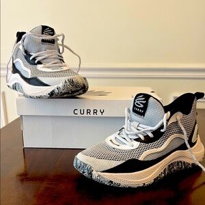 EUC Steph Curry Under Armour Basketball Shoes. Worn once. Size 6Y. Kids.